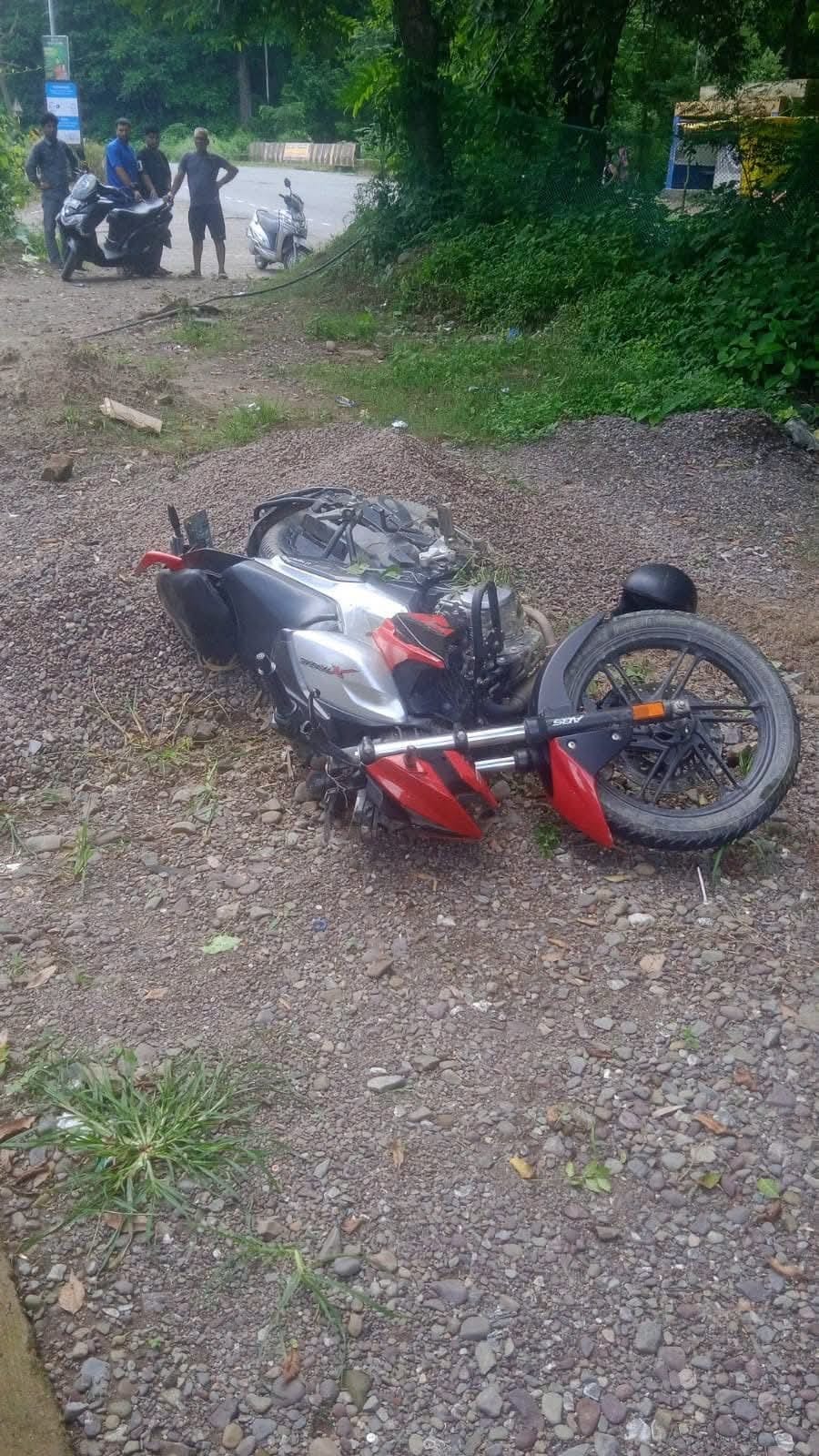 नेशनल हाइवे पर शम्भूवाला के समीप दुर्घटनाग्रस्त बाइक। स्रोत ग्रामीण