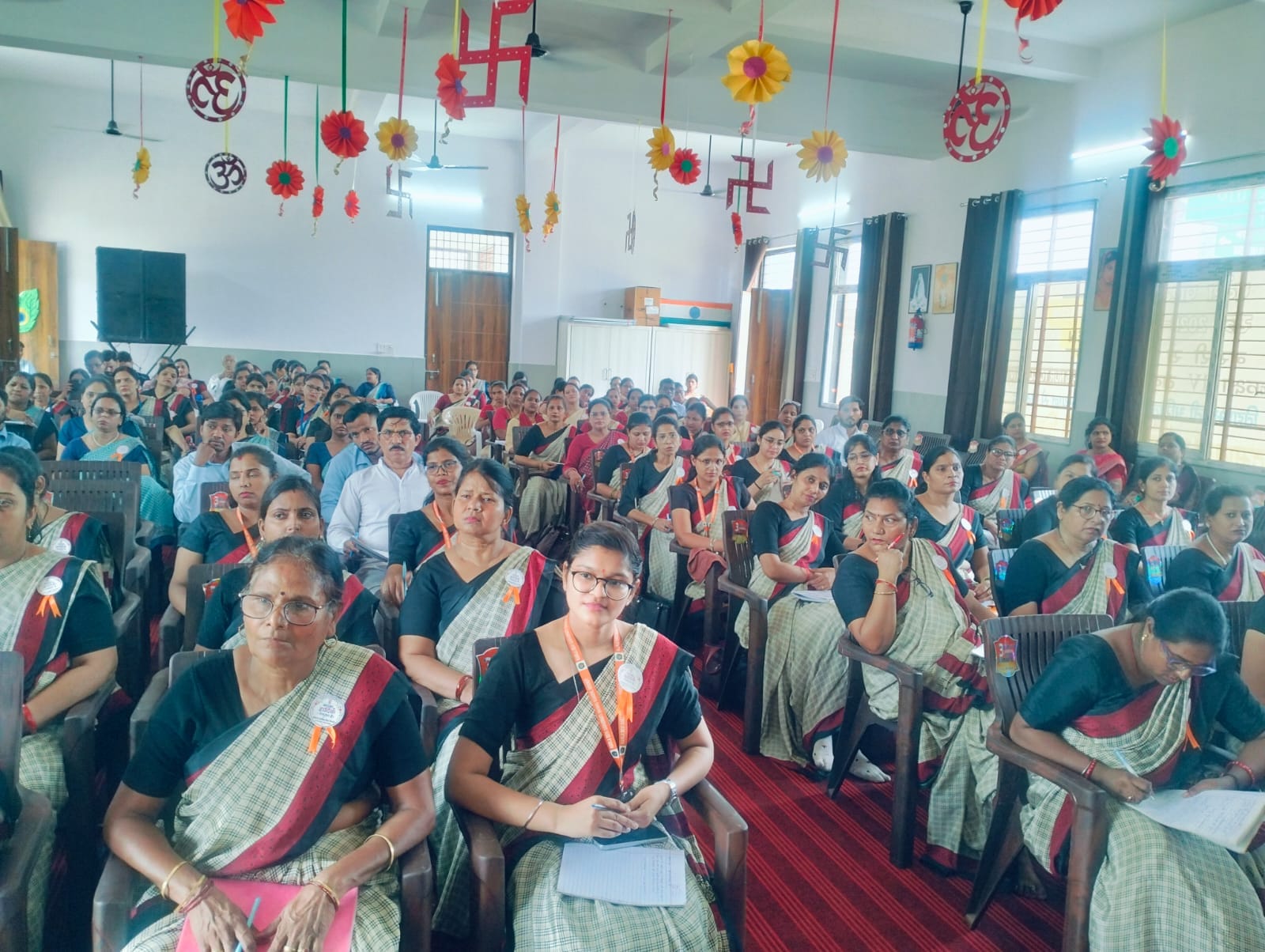 पद्मावती उमेश चंद सरस्वती शिशु मंदिर में आयोजित कार्यक्रम में वक्ता कार्यक्रम को संबोधित करते ह