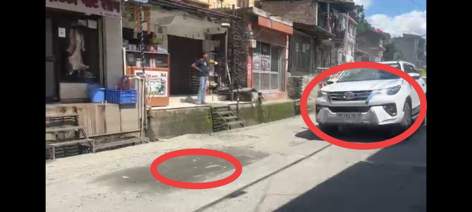 पठानकोट भरमौर नेशनल हाईवे पर मुगला बाजार में सीएम के आवाजाही से पहले गड्ढे भरते प्राधिकरण के क पठानकोट भरमौर नेशनल हाईवे पर मुगला बाजार में सीएम के आवाजाही से पहले गड्ढे भरते प्राधिकरण के क