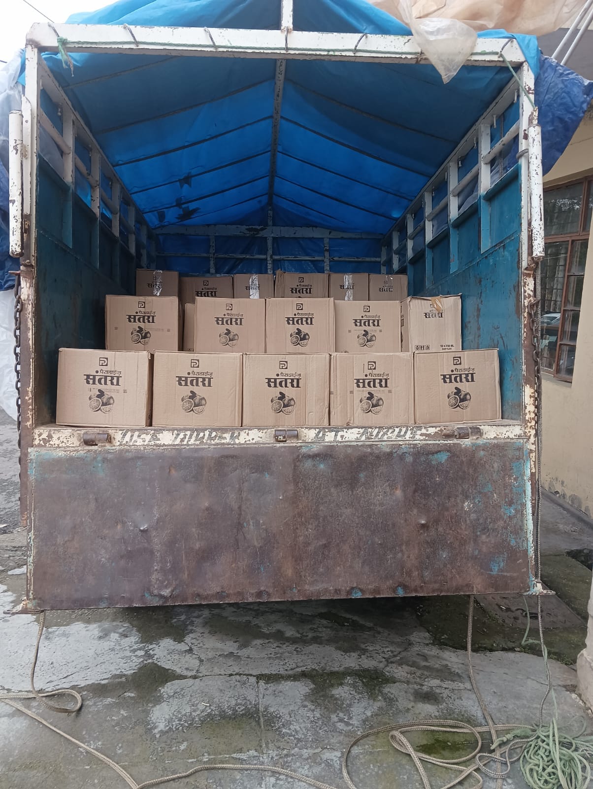 राजगढ़ में शराब की पेटियों के साथ पकड़ी पिकअप व आरोपी। स्रोत विभाग