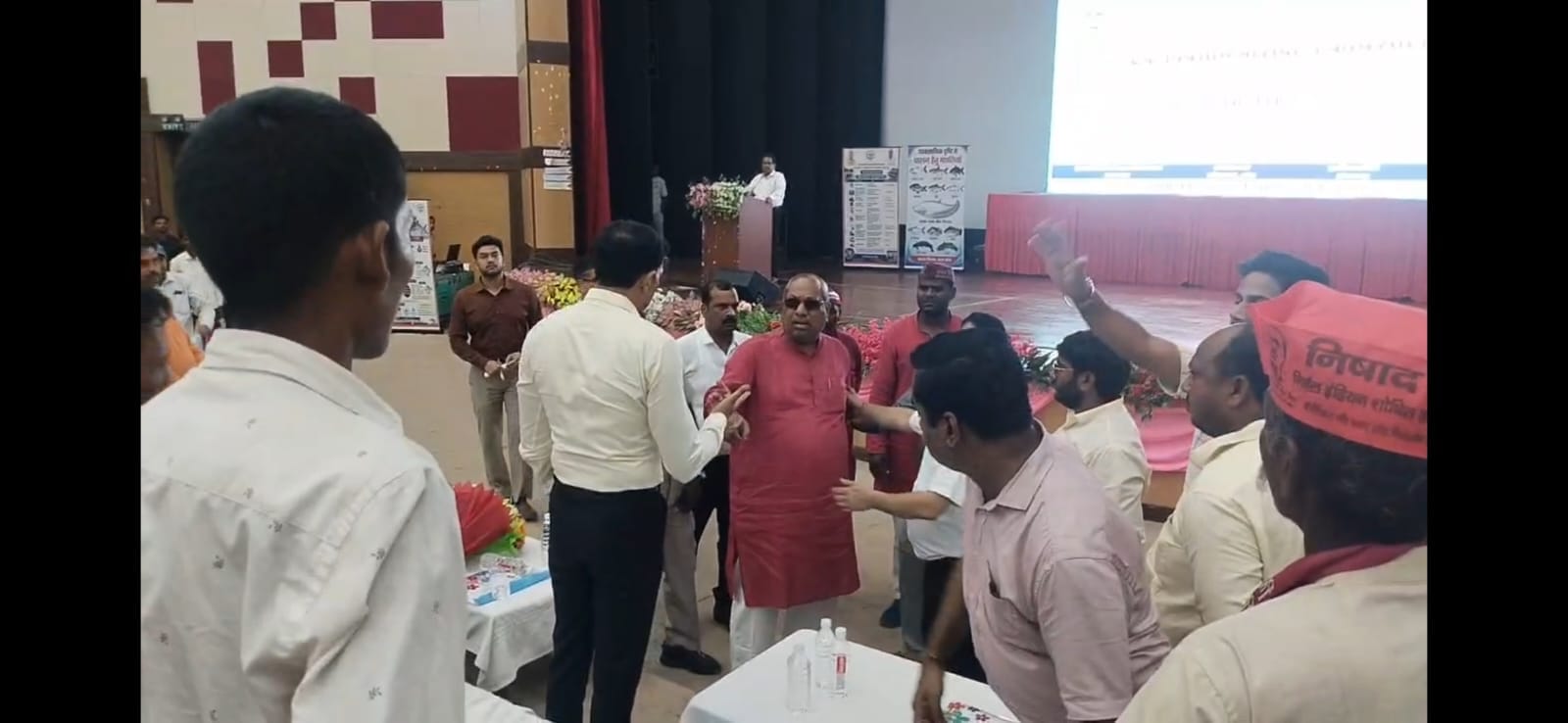 राजकीय मेडिकल कॉलेज के ऑडिटोरियम में कार्यक्रम के लिए सूना पड़ा मंच राजकीय मेडिकल कॉलेज के ऑडिटोरियम में कार्यक्रम के लिए सूना पड़ा मंच