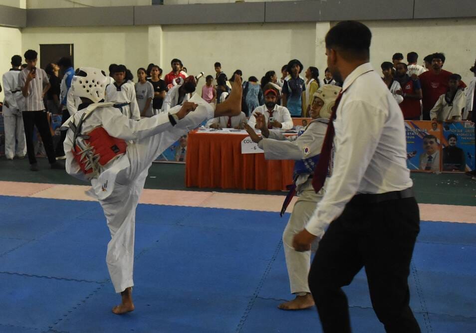 राज्य ताइक्वांडो चैंपियनशिप में खिलाड़ियों का हौसला बढ़ाते खिलाड़ी। राज्य ताइक्वांडो चैंपियनशिप में खिलाड़ियों का हौसला बढ़ाते खिलाड़ी।