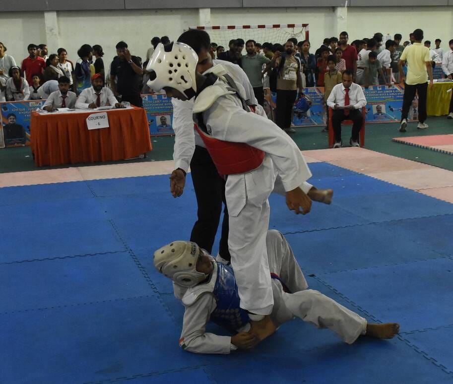 राज्य ताइक्वांडो चैंपियनशिप में खिलाड़ियों का हौसला बढ़ाते खिलाड़ी। राज्य ताइक्वांडो चैंपियनशिप में खिलाड़ियों का हौसला बढ़ाते खिलाड़ी।