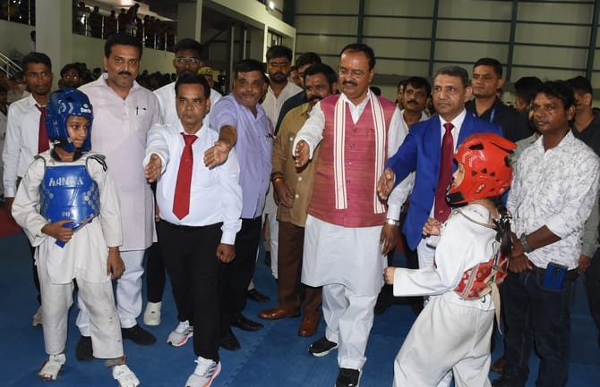 राज्य ताइक्वांडो चैंपियनशिप में खिलाड़ियों का हौसला बढ़ाते खिलाड़ी। राज्य ताइक्वांडो चैंपियनशिप में खिलाड़ियों का हौसला बढ़ाते खिलाड़ी।