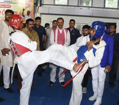 राज्य ताइक्वांडो चैंपियनशिप में खिलाड़ियों का हौसला बढ़ाते खिलाड़ी। राज्य ताइक्वांडो चैंपियनशिप में खिलाड़ियों का हौसला बढ़ाते खिलाड़ी।