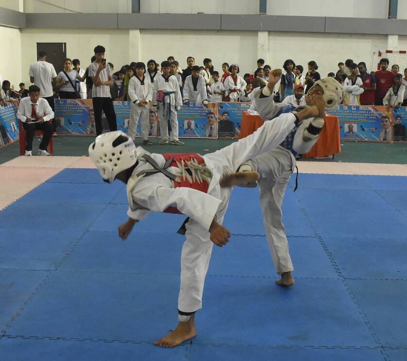 राज्य ताइक्वांडो चैंपियनशिप में खिलाड़ियों का हौसला बढ़ाते खिलाड़ी। राज्य ताइक्वांडो चैंपियनशिप में खिलाड़ियों का हौसला बढ़ाते खिलाड़ी।