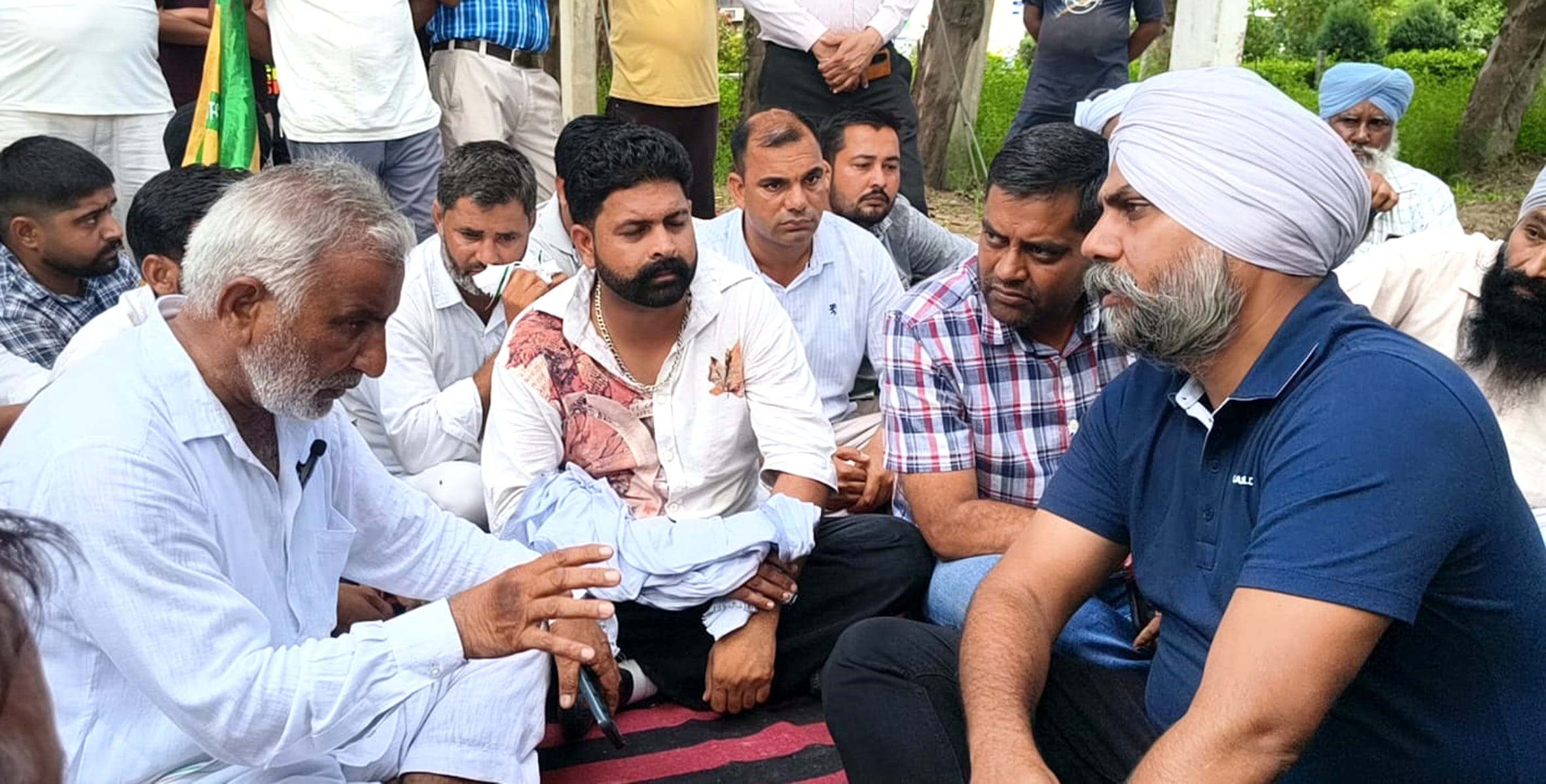 साढौरा सडक के बीचो बीच बैठकर जाम लगाते किसान। संवाद साढौरा सडक के बीचो बीच बैठकर जाम लगाते किसान। संवाद