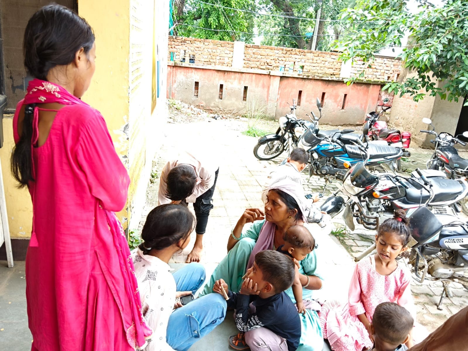 सीएचसी बसखारी के बाहर सड़क हादसे में घायल जायरीन। सीएचसी बसखारी के बाहर सड़क हादसे में घायल जायरीन।