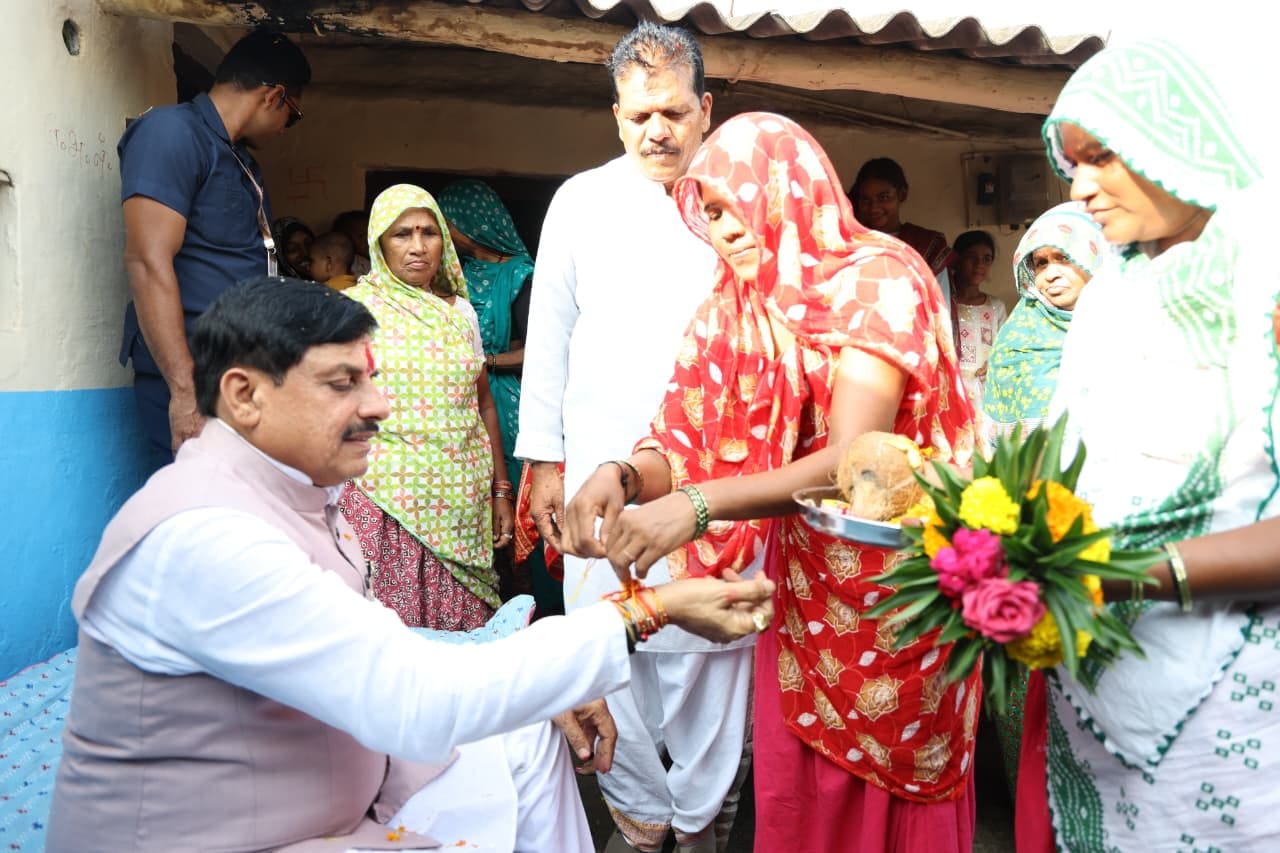 सीएम डॉ. मोहन यादव ने झाबुआ में जनजातीय परिवार के साथ बिताए आत्मीय पल