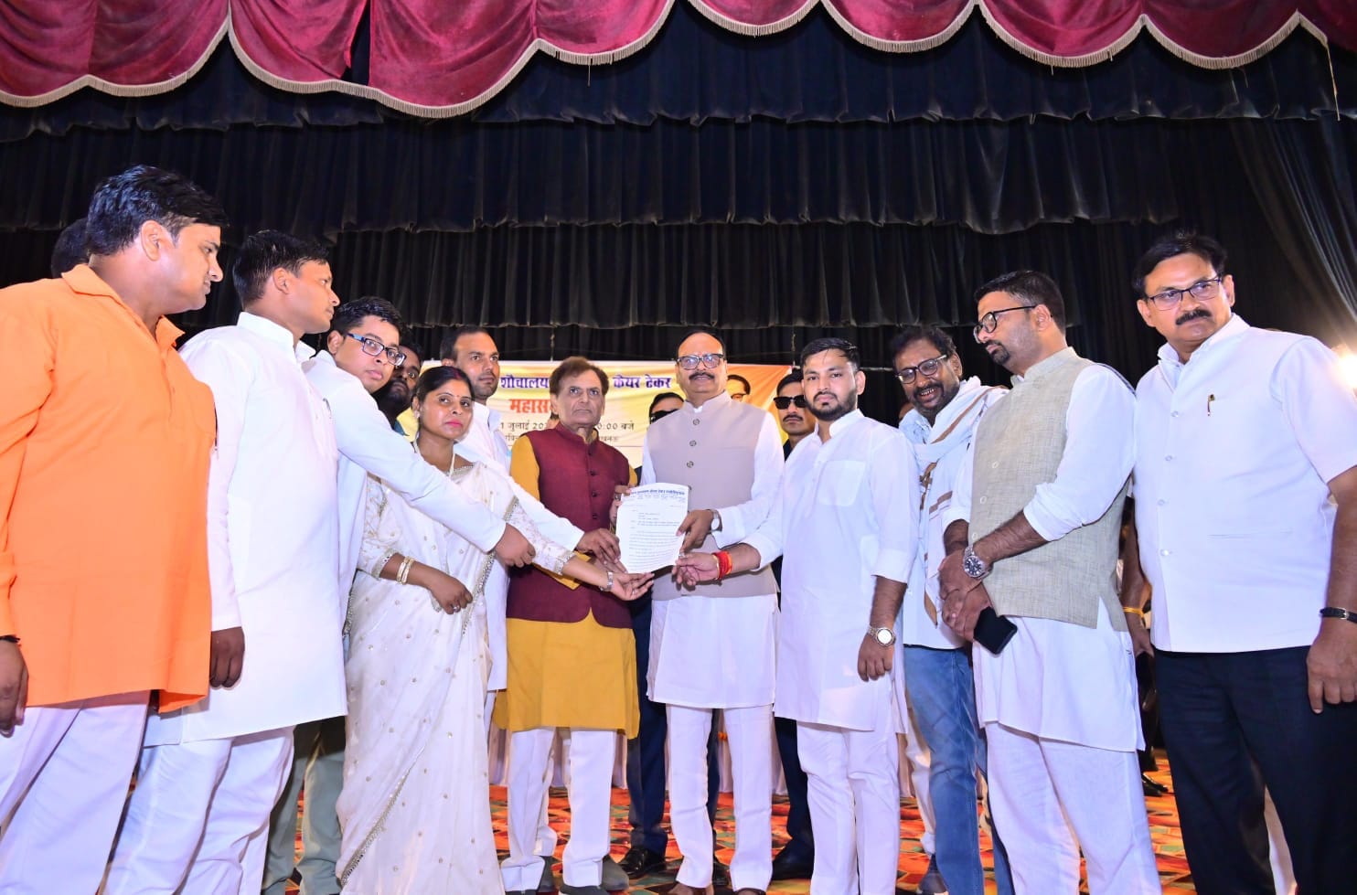 सफाई कर्मचारी दिवस पर शुक्रवार को रविंद्रालय सभागार में जनकल्याण केयर टेकर एसोसिएशन ने सामुदायि सफाई कर्मचारी दिवस पर शुक्रवार को रविंद्रालय सभागार में जनकल्याण केयर टेकर एसोसिएशन ने सामुदायि