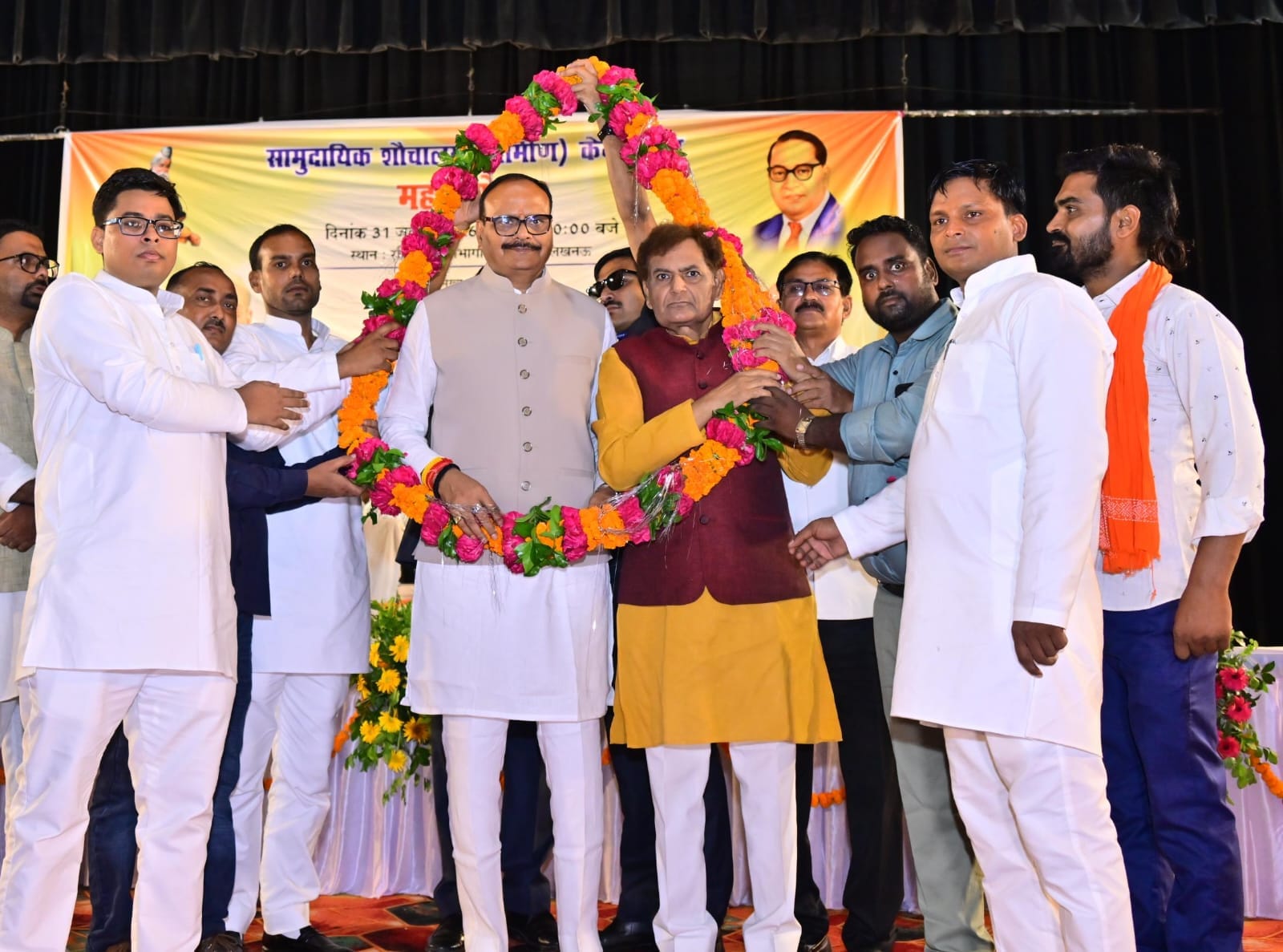 सफाई कर्मचारी दिवस पर शुक्रवार को रविंद्रालय सभागार में जनकल्याण केयर टेकर एसोसिएशन ने सामुदायि सफाई कर्मचारी दिवस पर शुक्रवार को रविंद्रालय सभागार में जनकल्याण केयर टेकर एसोसिएशन ने सामुदायि