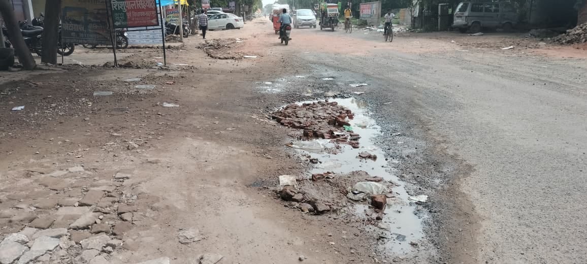 सहावर रोड पर गड्ढों और जलभराव के बीच से गुजरेंगे कांवड़िया। संवाद