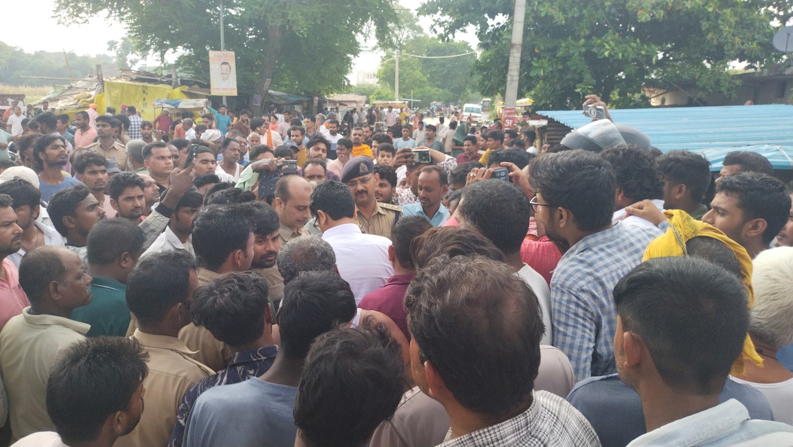 सुखपुरा थाना क्षेत्र के धरहरा चट्टी कार की जद में आने से हुई युवक की मौत के बाद रोती-बिलखती परि सुखपुरा थाना क्षेत्र के धरहरा चट्टी कार की जद में आने से हुई युवक की मौत के बाद रोती-बिलखती परि