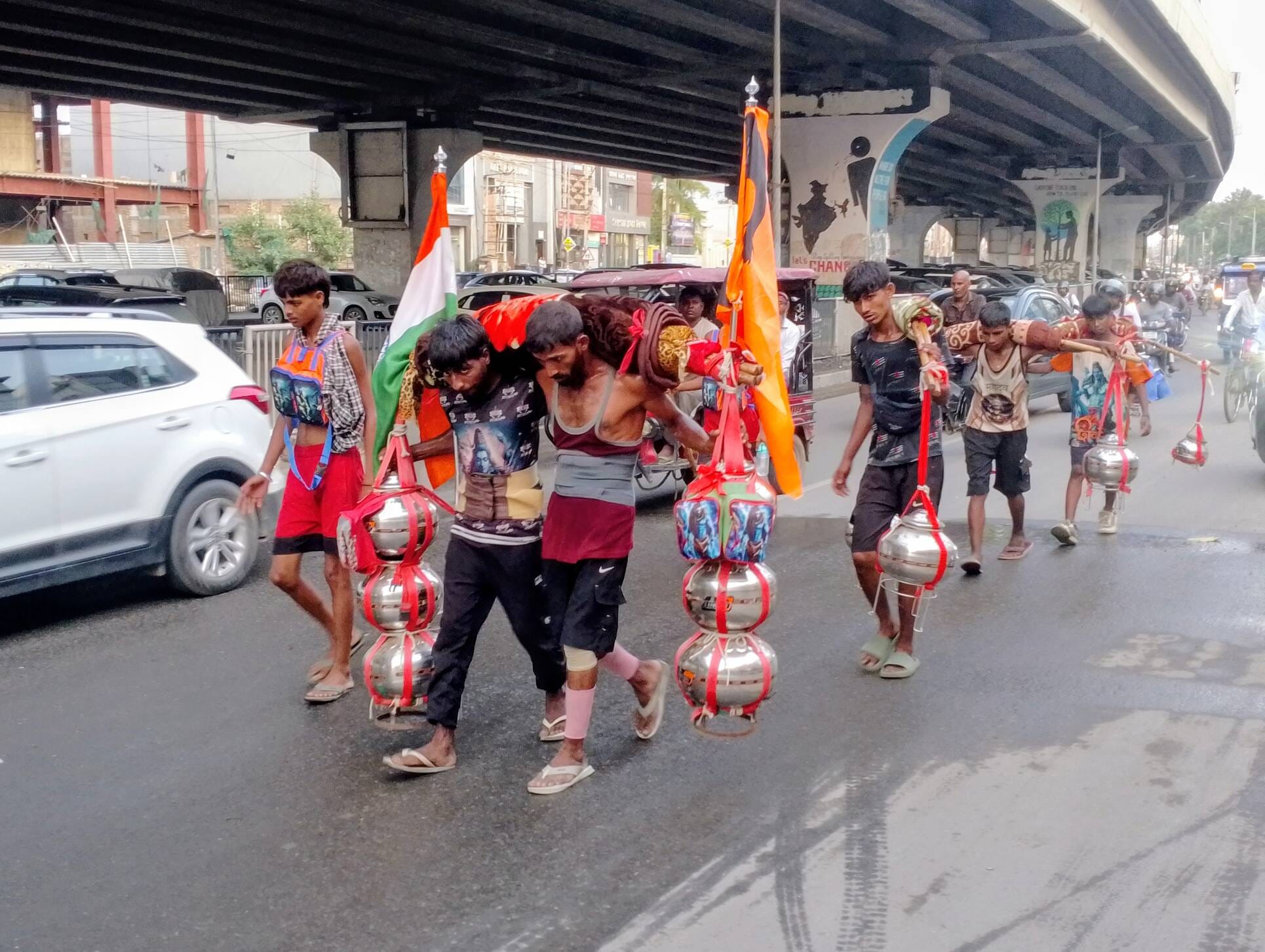 सनौली में दुकानदारों से बातचीत करते डीएसपी समालखा नरेंद्र कादियान। संवाद
