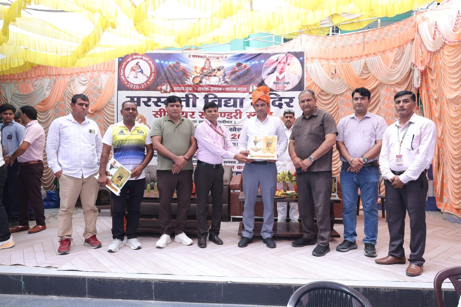 सर छोटू राम स्कूल विकास नगर में कबड्डी खिलाड़ियों को आवश्यक निर्देश देते कोच।