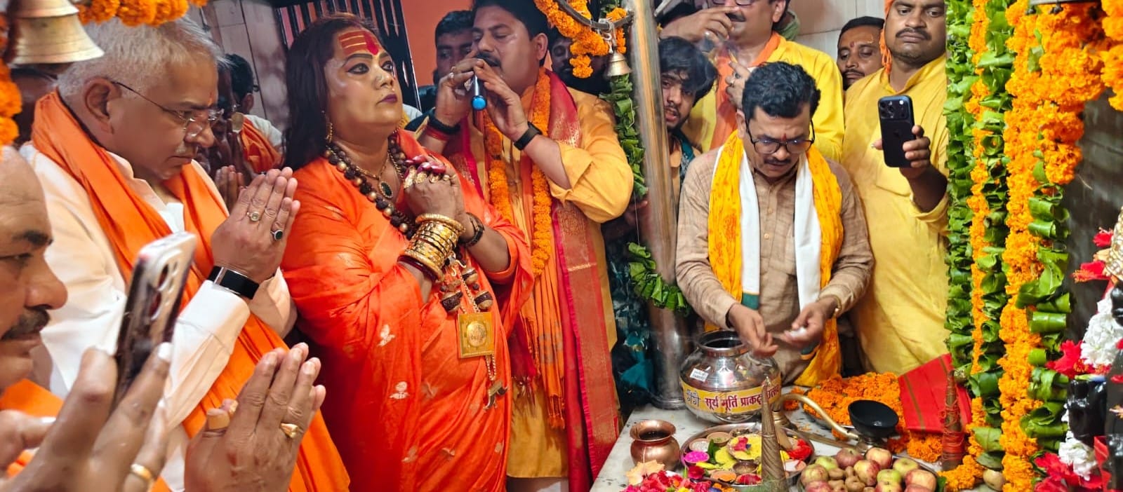 सूर्य प्राकट्य उत्सवके अवसर पर 5निकाली गई कलश यात्रा में शामिल कन्याएं व अन्य।संवाद