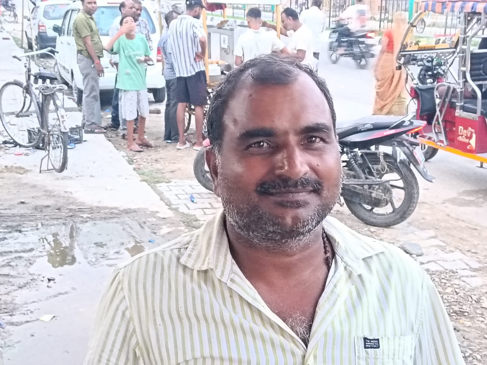 शहर के असम चौराहे पर फ्लाईओवर के नीचे खड़े यात्री। संवाद शहर के असम चौराहे पर फ्लाईओवर के नीचे खड़े यात्री। संवाद