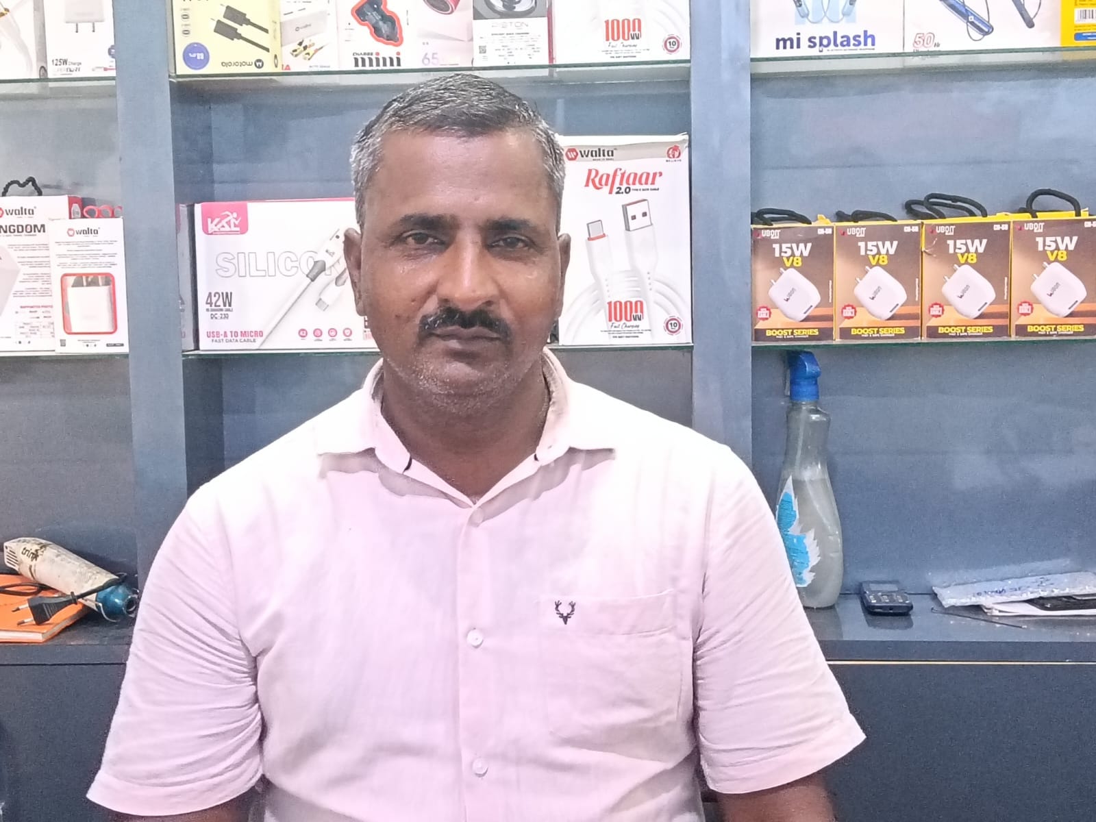 शहर के असम चौराहे पर फ्लाईओवर के नीचे खड़े यात्री। संवाद शहर के असम चौराहे पर फ्लाईओवर के नीचे खड़े यात्री। संवाद