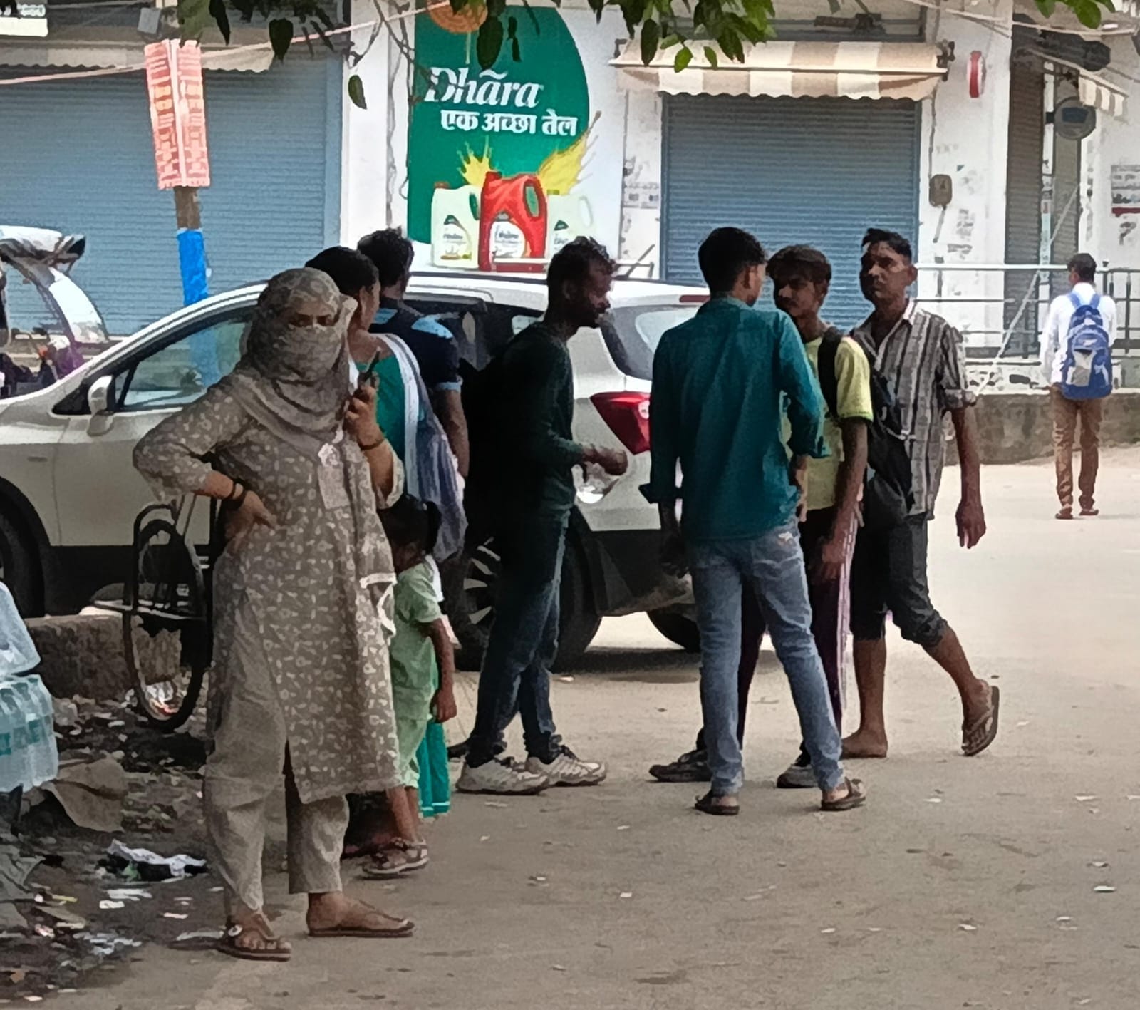 शहर के असम चौराहे पर फ्लाईओवर के नीचे खड़े यात्री। संवाद शहर के असम चौराहे पर फ्लाईओवर के नीचे खड़े यात्री। संवाद
