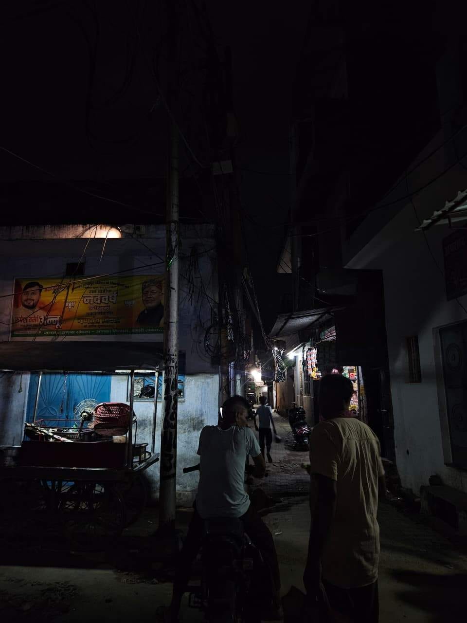 शहर के मोहल्ला लोधीपुर में खराब स्ट्रीट लाइटों की वजह से पड़ा अंधेरा। संवाद शहर के मोहल्ला लोधीपुर में खराब स्ट्रीट लाइटों की वजह से पड़ा अंधेरा। संवाद