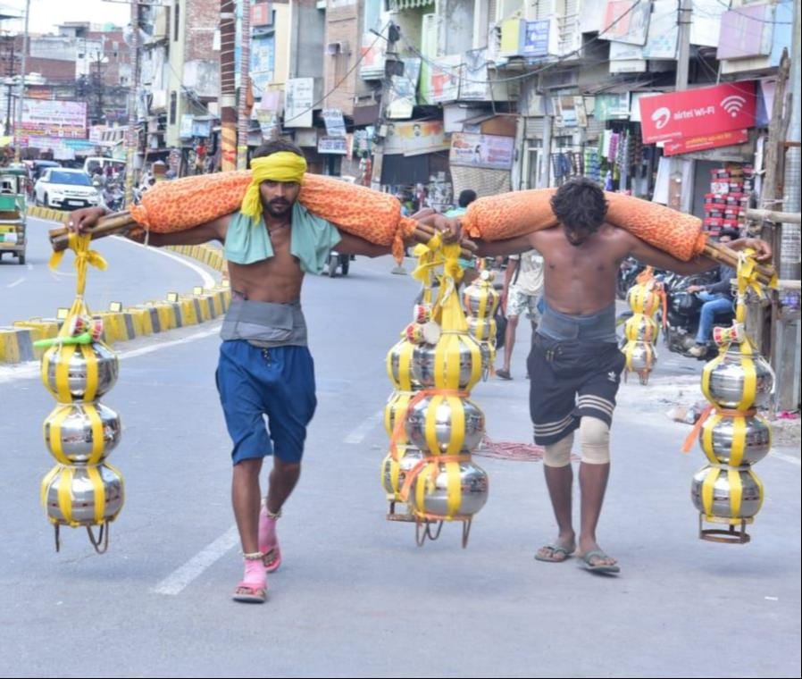 शामली में बोल बम बम के जयघोष के साथ मुजफ्फरनगर रोड पर आगे बढ़ते शिवभक्त। संवाद शामली में बोल बम बम के जयघोष के साथ मुजफ्फरनगर रोड पर आगे बढ़ते शिवभक्त। संवाद