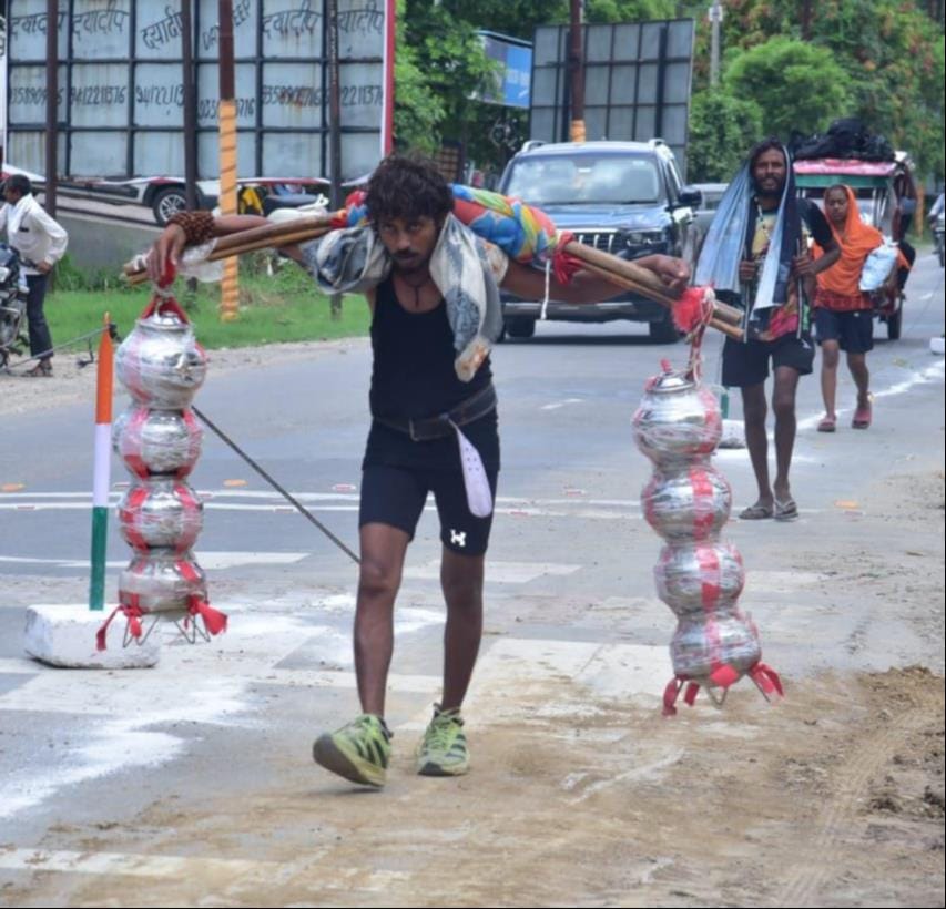 शामली में बोल बम बम के जयघोष के साथ मुजफ्फरनगर रोड पर आगे बढ़ते शिवभक्त। संवाद शामली में बोल बम बम के जयघोष के साथ मुजफ्फरनगर रोड पर आगे बढ़ते शिवभक्त। संवाद