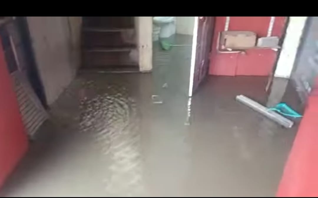 शनिवार को बारिश होने पर पांवटा साहिब शहरी क्षेत्र के वार्ड  आठ में बस स्टैंड के समीप सड़क पर भर