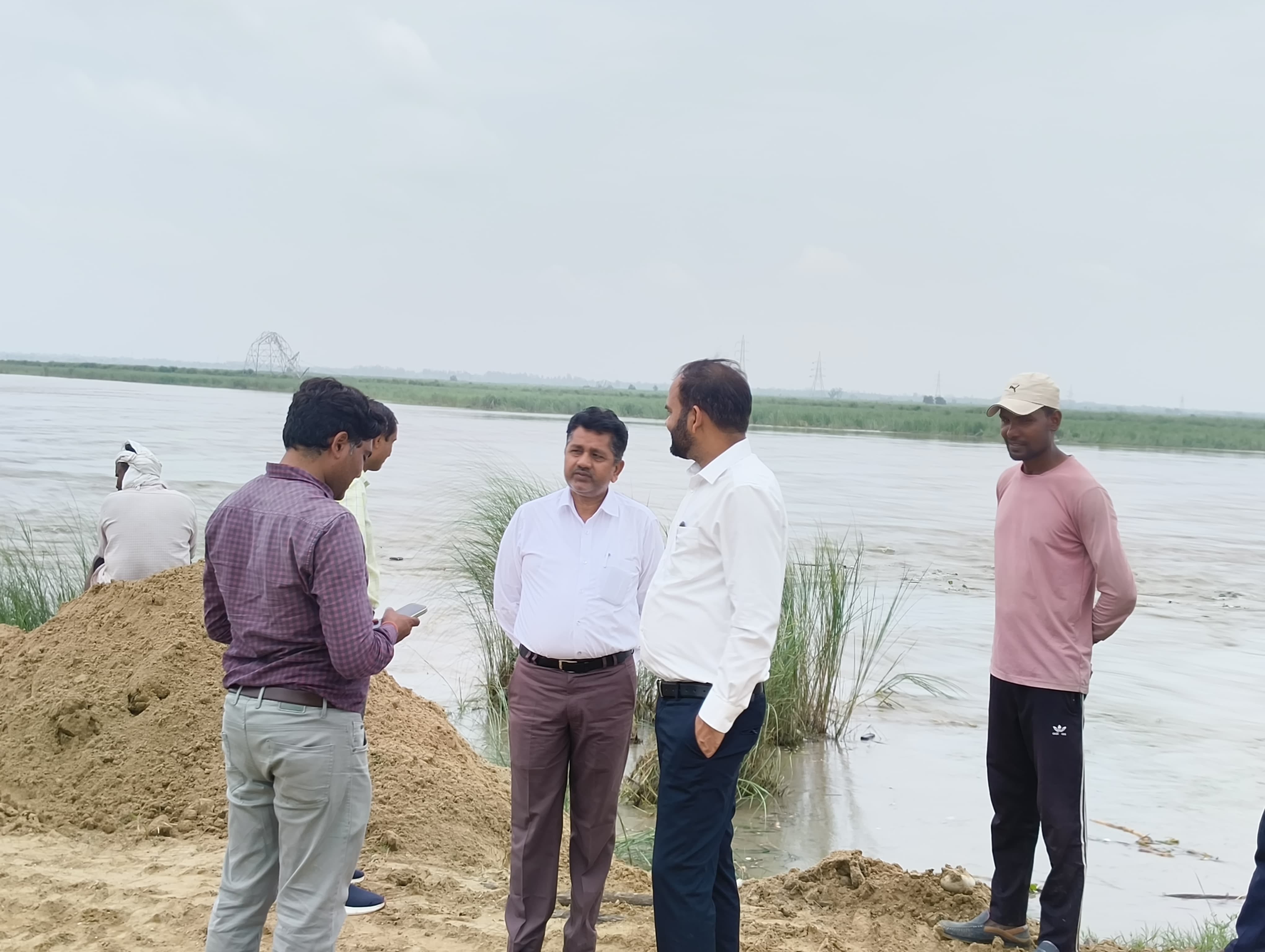 शेरपुर नई बस्ती के समीप तटबंध का निरीक्षण करते एडीएम व एसडीएम स्रोत संवाद शेरपुर नई बस्ती के समीप तटबंध का निरीक्षण करते एडीएम व एसडीएम स्रोत संवाद