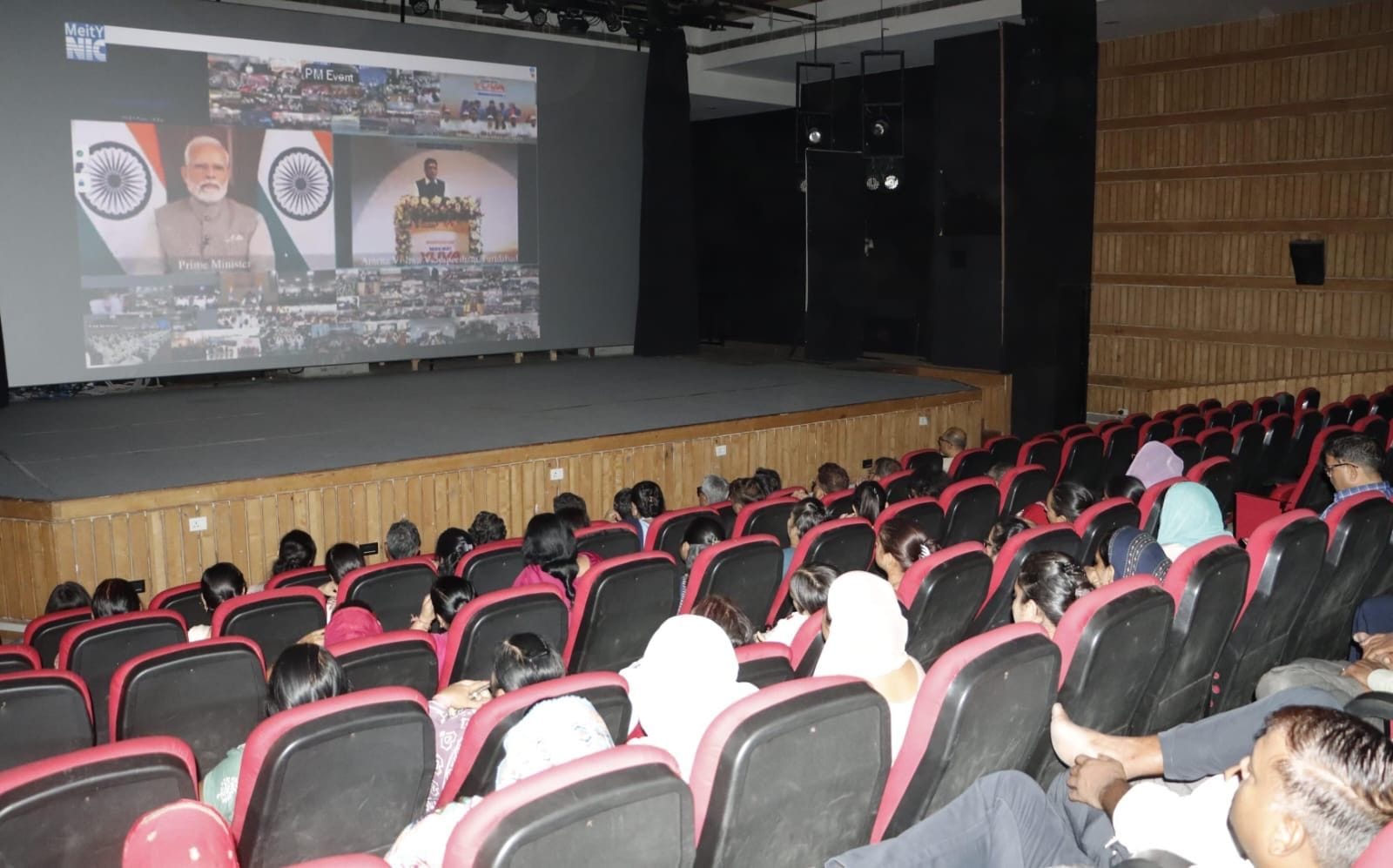 02 स्वास्थ्य विज्ञान विवि में नशा मुक्ति को लेकर प्रतिज्ञा लेते कुलपति डॉ. एचके अग्रवाल व अन् 02 स्वास्थ्य विज्ञान विवि में नशा मुक्ति को लेकर प्रतिज्ञा लेते कुलपति डॉ. एचके अग्रवाल व अन्