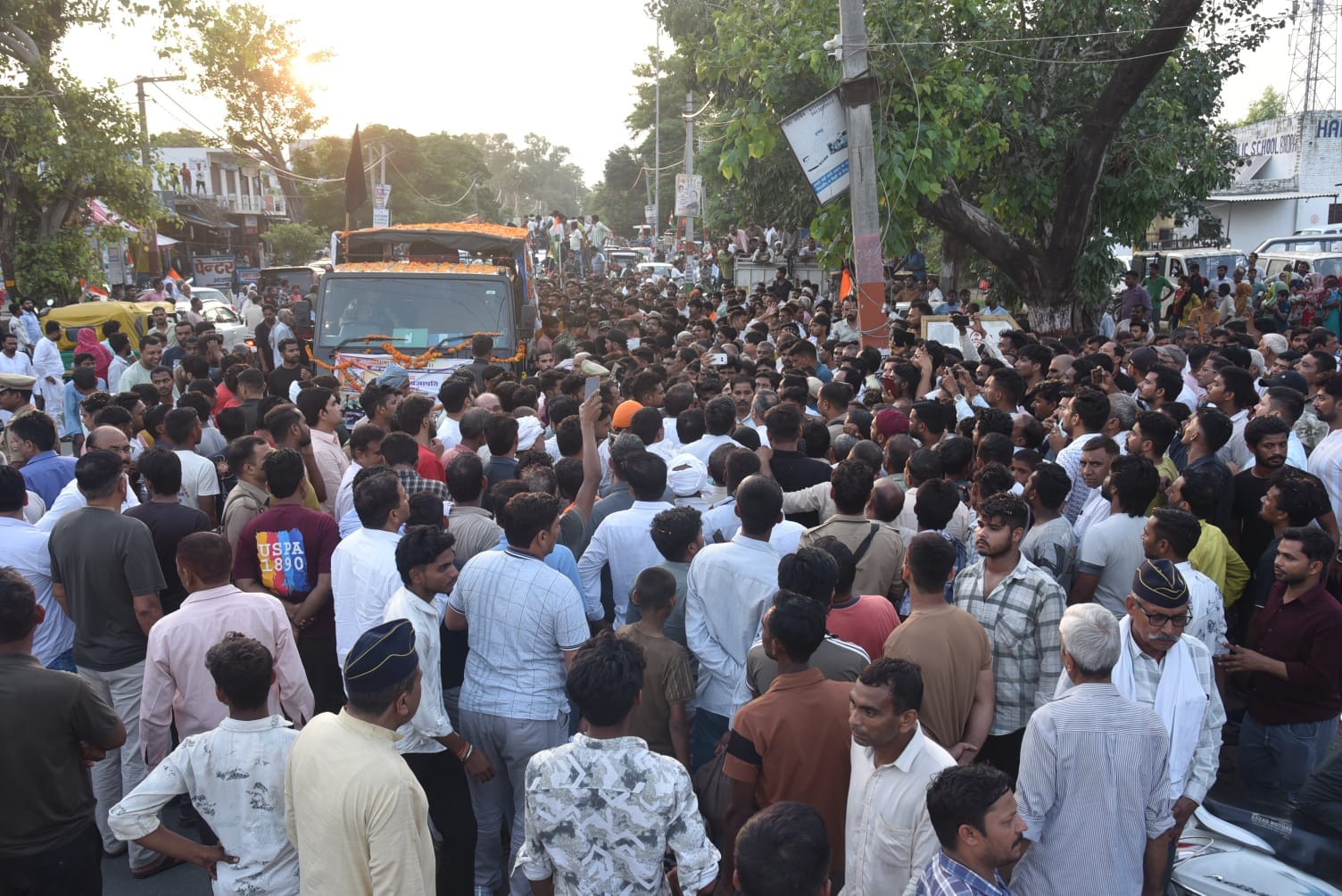 भोपा में बीएसएफ के एएसआई शिवदत्त का शव पहुंचते ही सड़क पर बैठे गमजदा लोग : संवाद
