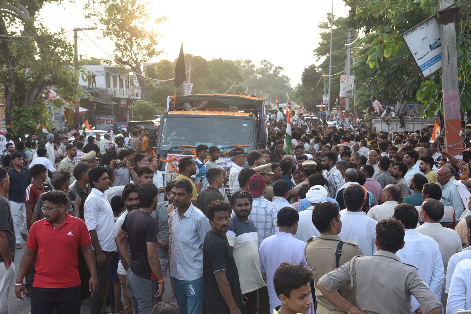भोपा में बीएसएफ के एएसआई शिवदत्त का शव पहुंचते ही सड़क पर बैठे गमजदा लोग : संवाद