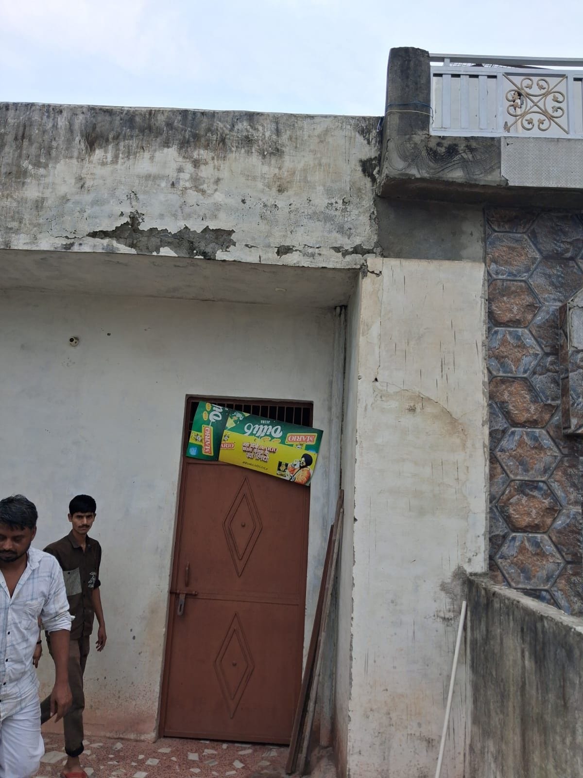 बिजली गिरने के बाद ट्रांसफॉर्मर चेक करते विद्युत कर्मी। संवाद बिजली गिरने के बाद ट्रांसफॉर्मर चेक करते विद्युत कर्मी। संवाद
