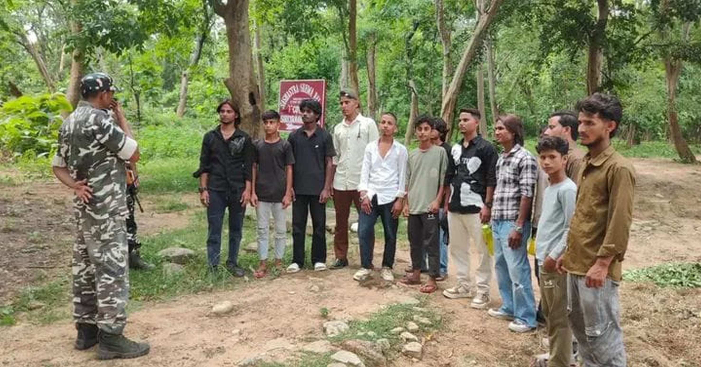 -बलरामपुर के नेपाल सीमा क्षेत्र में युवाओं से पूछताछ करते एसएसबी के जवान -बलरामपुर के नेपाल सीमा क्षेत्र में युवाओं से पूछताछ करते एसएसबी के जवान