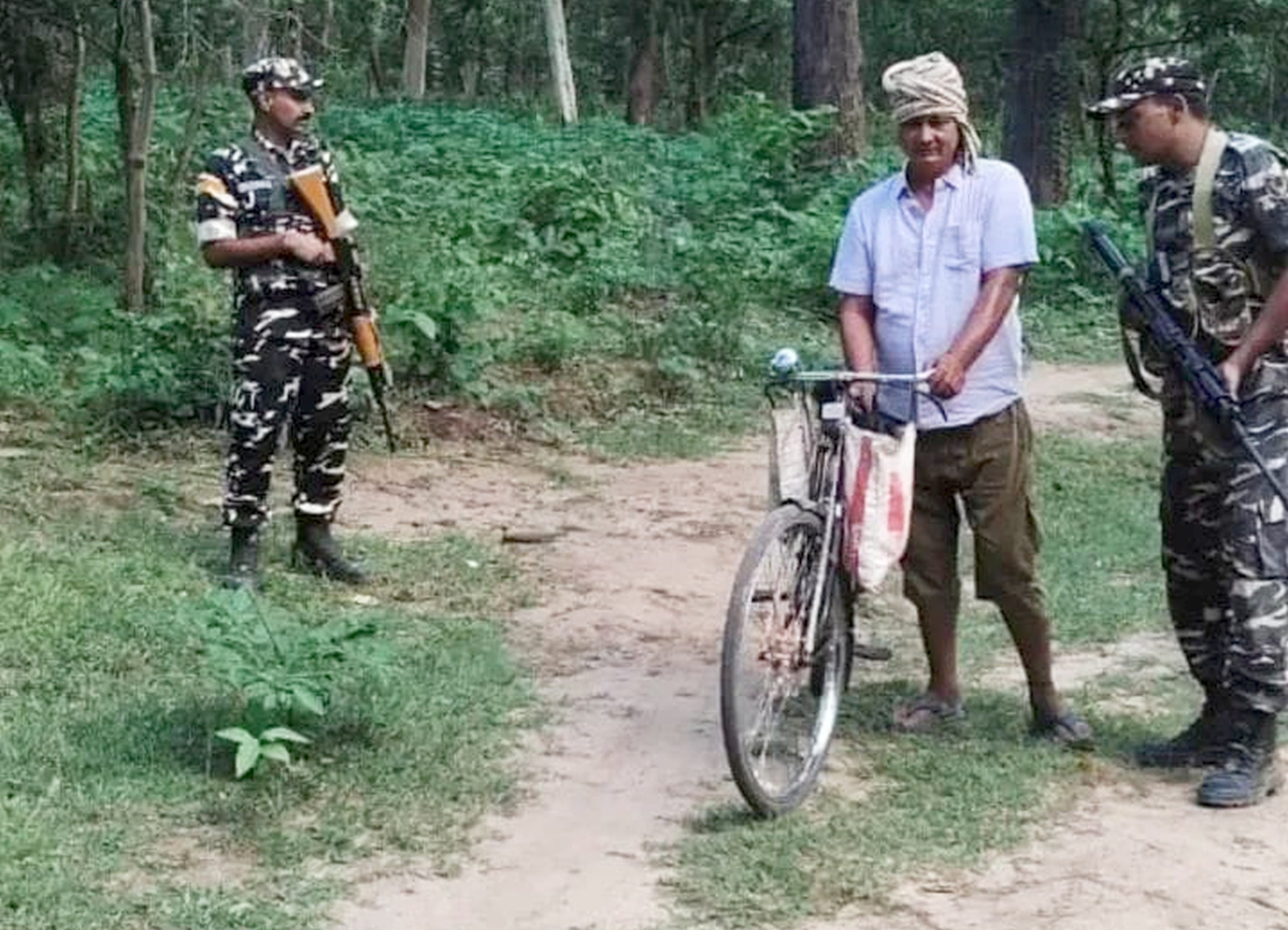 -बलरामपुर के नेपाल सीमा क्षेत्र में युवाओं से पूछताछ करते एसएसबी के जवान -बलरामपुर के नेपाल सीमा क्षेत्र में युवाओं से पूछताछ करते एसएसबी के जवान
