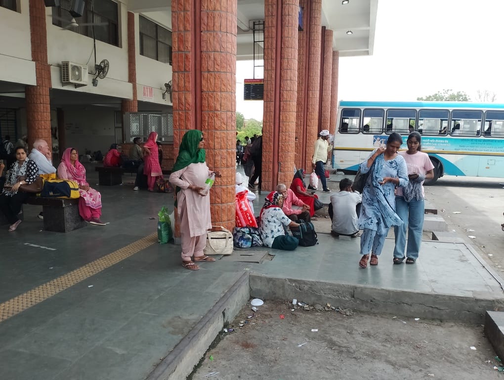 बस के इंतजार में खड़े यात्री। संवाद बस के इंतजार में खड़े यात्री। संवाद