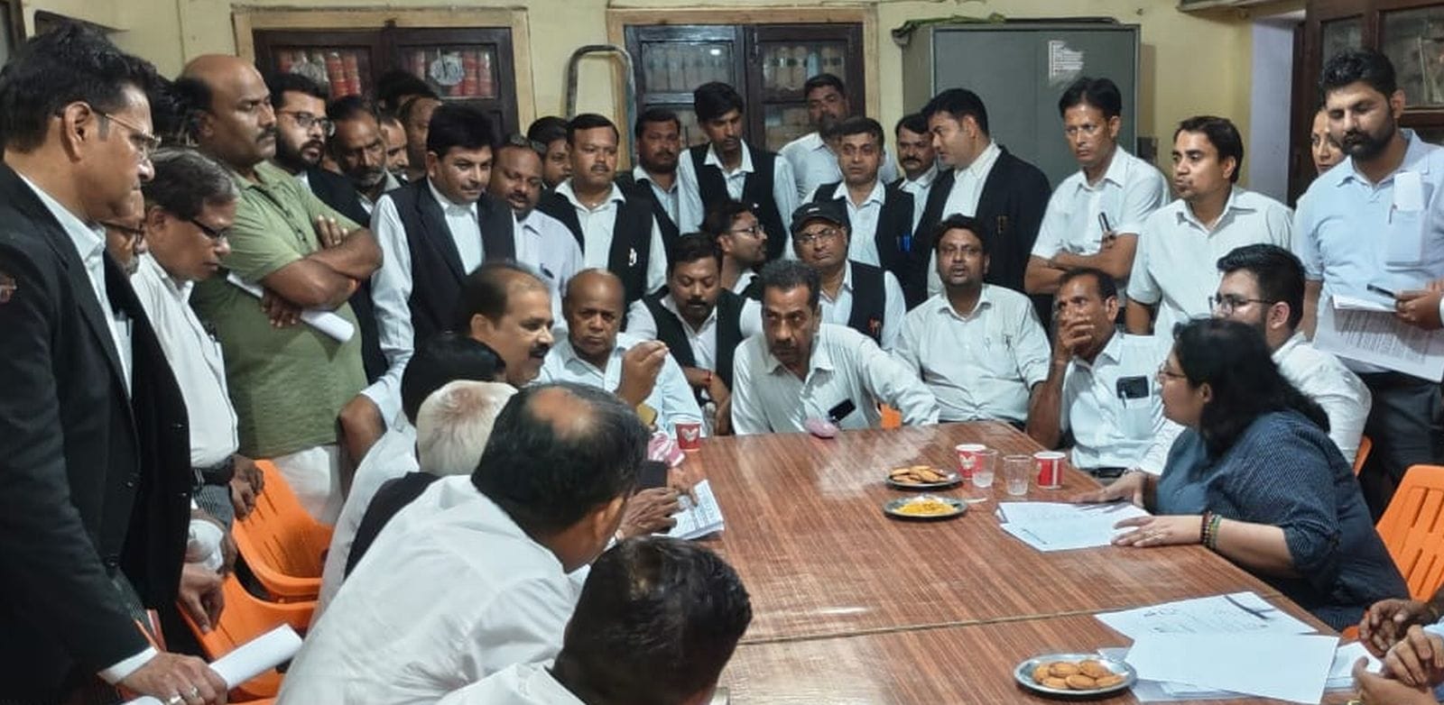 बदायूं पहुंची आईआरपी बीनू डॉल अधिवक्ता से साक्षा करती जानकारी। संवाद बदायूं पहुंची आईआरपी बीनू डॉल अधिवक्ता से साक्षा करती जानकारी। संवाद