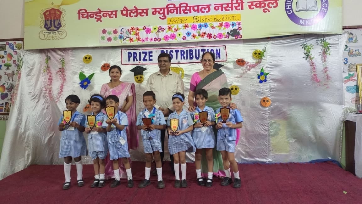 चिल्ड्रेंस पैलेस में मेधावियों का सम्मान