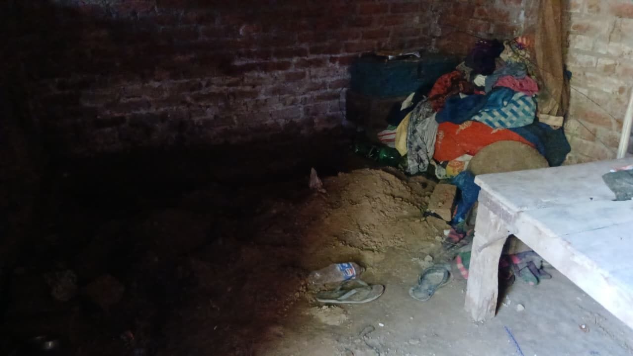 डलमऊ कोतवाली क्षेत्र के पूरे रजऊ मजरे मुस्तफाबाद गांव में शनिवार को प्रेमी की हत्या के बाद हत्य डलमऊ कोतवाली क्षेत्र के पूरे रजऊ मजरे मुस्तफाबाद गांव में शनिवार को प्रेमी की हत्या के बाद हत्य