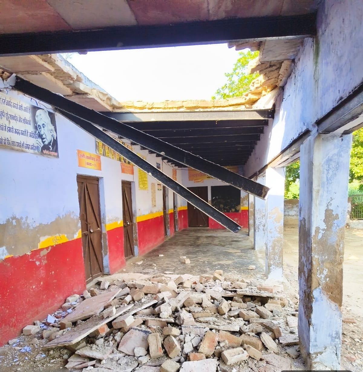 फोटो 1: ग्राम पंचायत सींगा पट्टी के उच्च प्राथमिक विद्यालय की भराभर गिरी बरामदे की छत फोटो 1: ग्राम पंचायत सींगा पट्टी के उच्च प्राथमिक विद्यालय की भराभर गिरी बरामदे की छत