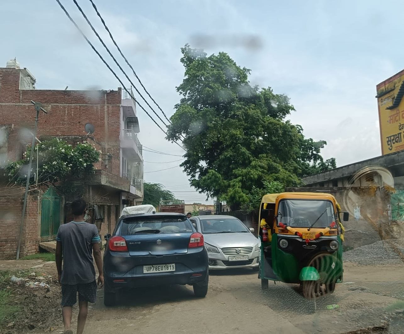 फोटो-1-मोहान मार्ग पर अजगैन रेलवे क्रॉसिंग पर चल रहा पुल निर्माण का काम। संवाद