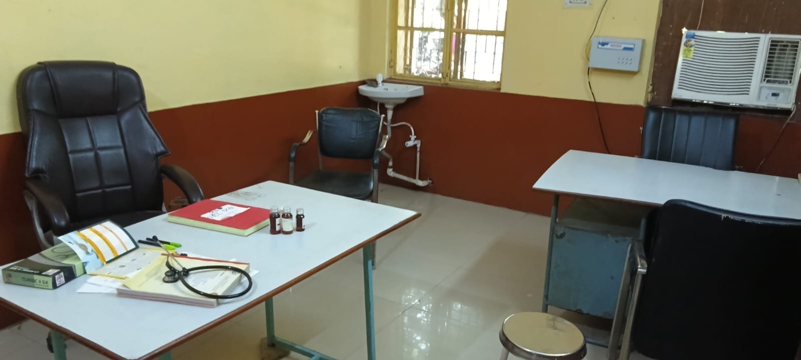 फोटो 10 सर्जन कक्ष में खाली पड़ी कुर्सियां। संवाद