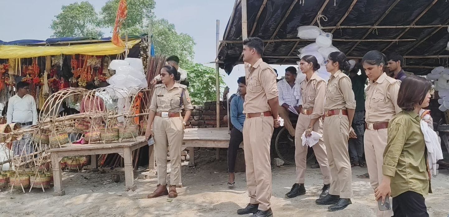 फोटो 17- लहरा गंगाघाट पर कांवड़ सजाकर परिक्रमा लगाते कांवड़िये । स्रोत संवाद फोटो 17- लहरा गंगाघाट पर कांवड़ सजाकर परिक्रमा लगाते कांवड़िये । स्रोत संवाद
