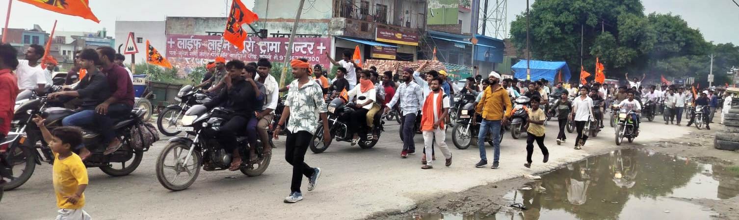 फोटो 17- लहरा गंगाघाट पर कांवड़ सजाकर परिक्रमा लगाते कांवड़िये । स्रोत संवाद फोटो 17- लहरा गंगाघाट पर कांवड़ सजाकर परिक्रमा लगाते कांवड़िये । स्रोत संवाद