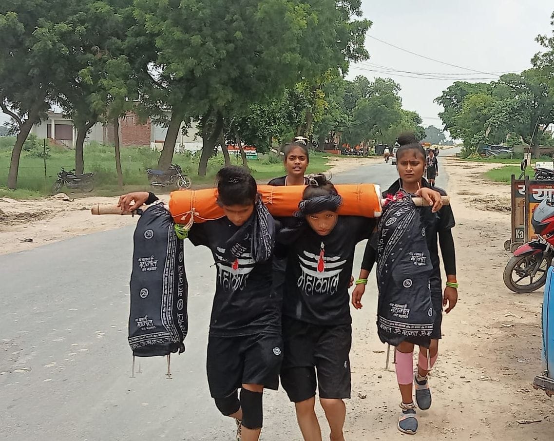 फोटो 17- लहरा गंगाघाट पर कांवड़ सजाकर परिक्रमा लगाते कांवड़िये । स्रोत संवाद फोटो 17- लहरा गंगाघाट पर कांवड़ सजाकर परिक्रमा लगाते कांवड़िये । स्रोत संवाद