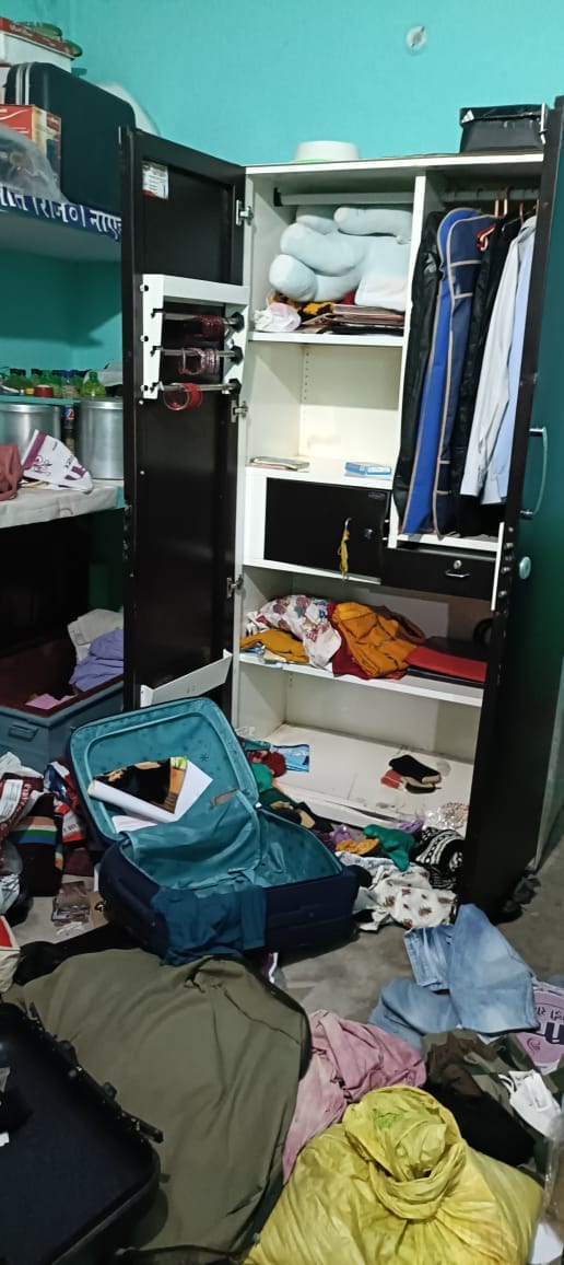 फोटो-25- घटना के बारे में पूछताछ करते चौकी प्रभारी। संवाद