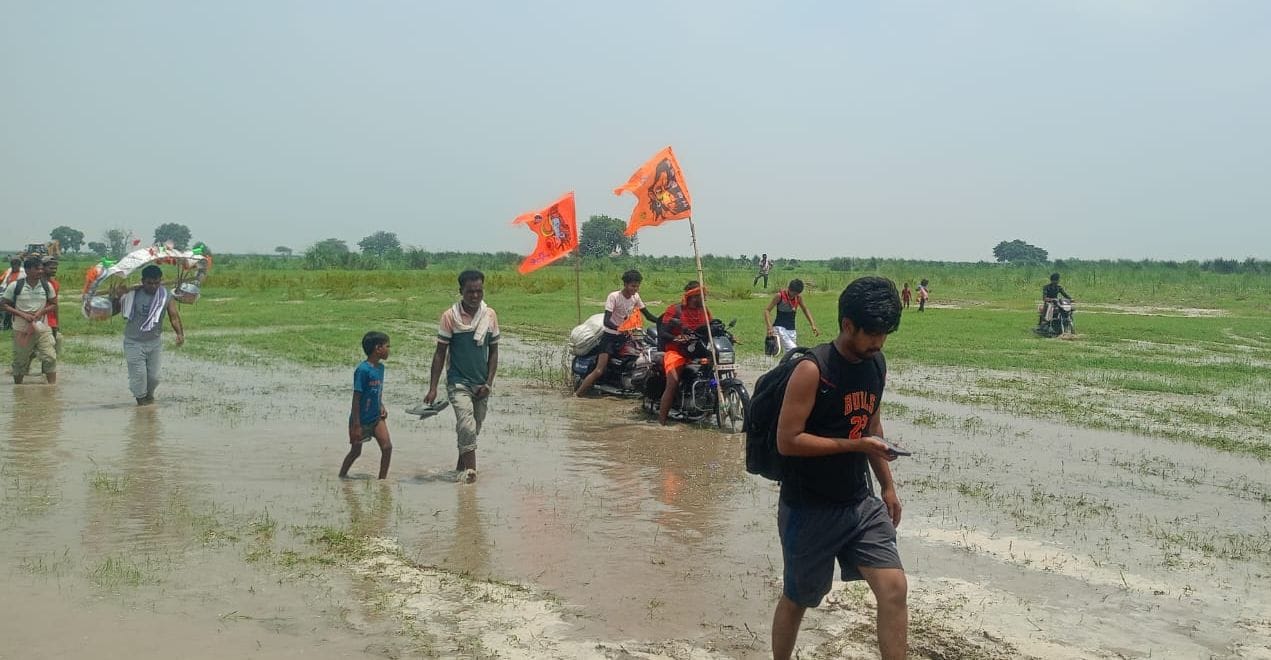 फोटो 32- किसौल के बांध के दोनों ओर भरा गंगा का पानी एवं निरीक्षण करती सिंचाई विभाग की टीम। स्रो