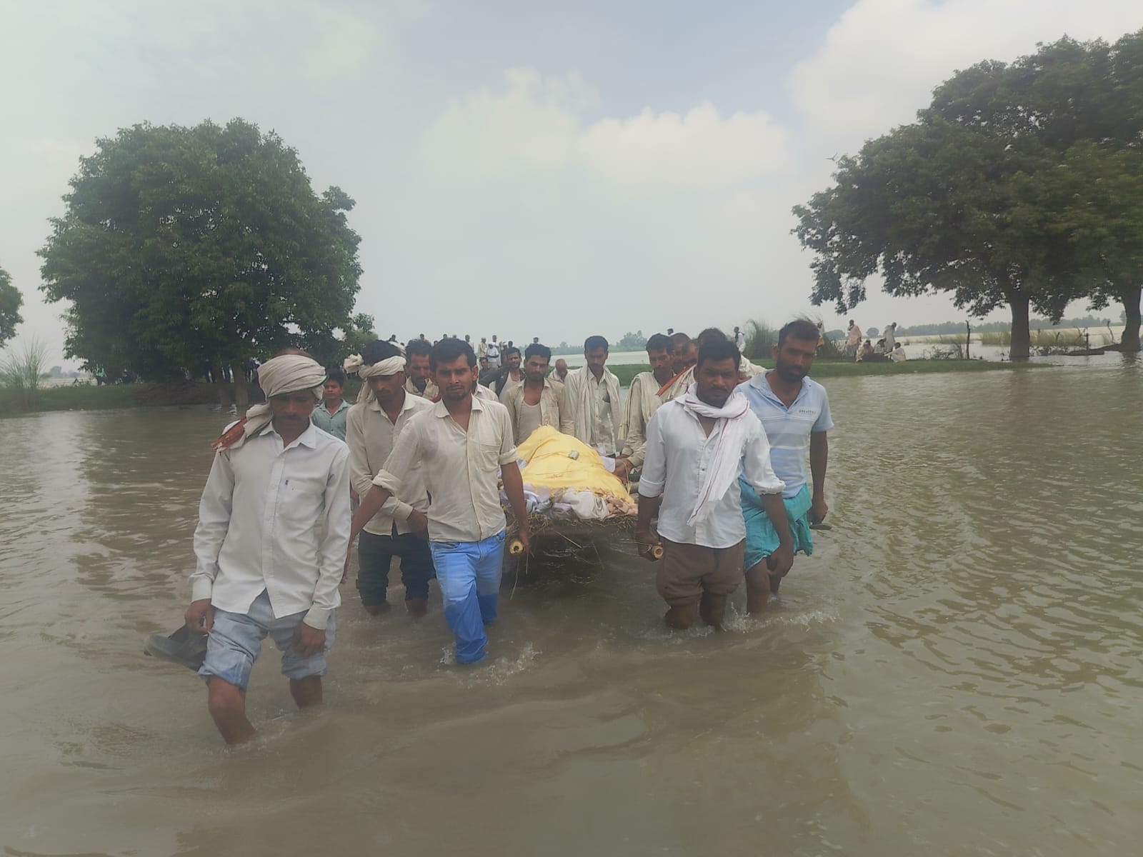 फोटो 32- कादरगंज के पश्चिमी क्षेत्र में गंगा की बाढ़ का पानी। स्रोत संवाद फोटो 32- कादरगंज के पश्चिमी क्षेत्र में गंगा की बाढ़ का पानी। स्रोत संवाद