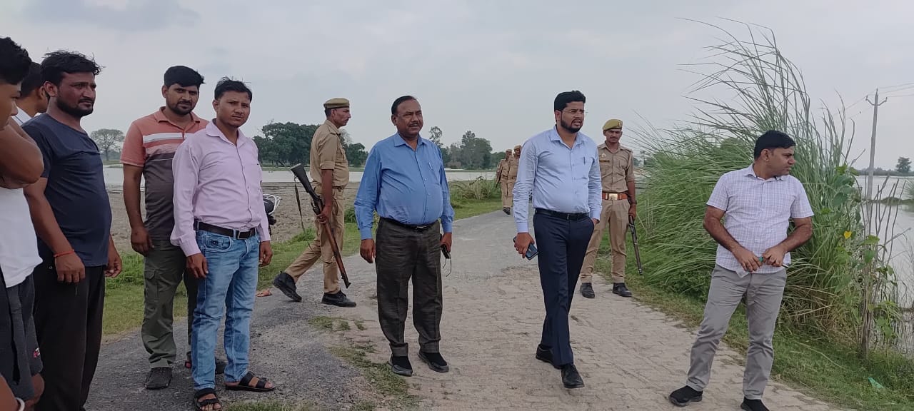 फोटो 32- कादरगंज के पश्चिमी क्षेत्र में गंगा की बाढ़ का पानी। स्रोत संवाद फोटो 32- कादरगंज के पश्चिमी क्षेत्र में गंगा की बाढ़ का पानी। स्रोत संवाद