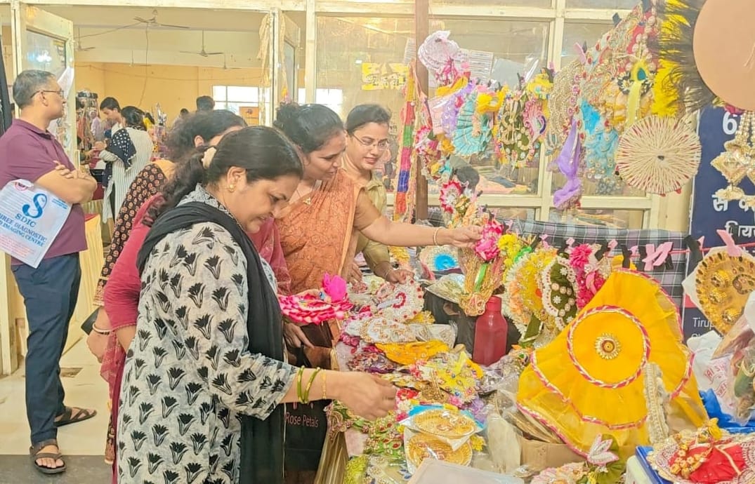 फोटो-66: प्रदर्शनी में हैंडमेड सामान देखती महिलाएं। संवाद फोटो-66: प्रदर्शनी में हैंडमेड सामान देखती महिलाएं। संवाद