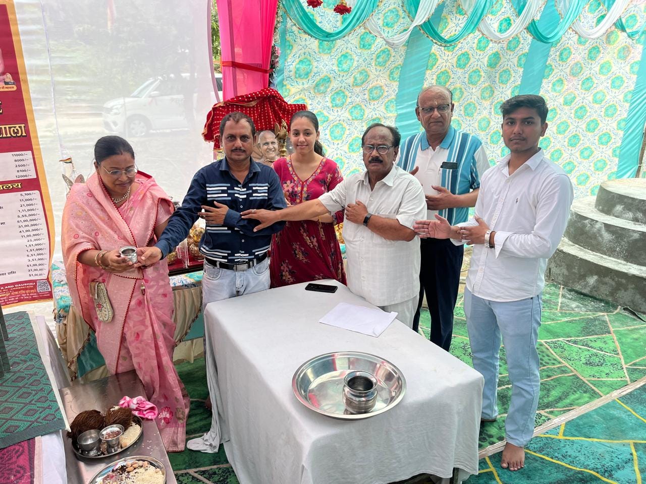 गुरु शरणम तीर्थ में पूजा अर्चना करते श्रद्धालु स्रोत मंदिर